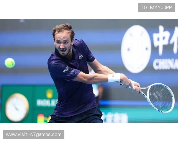 梅德韦杰夫击败蒂姆成功晋级决赛，未来网坛新星的崛起引发热议