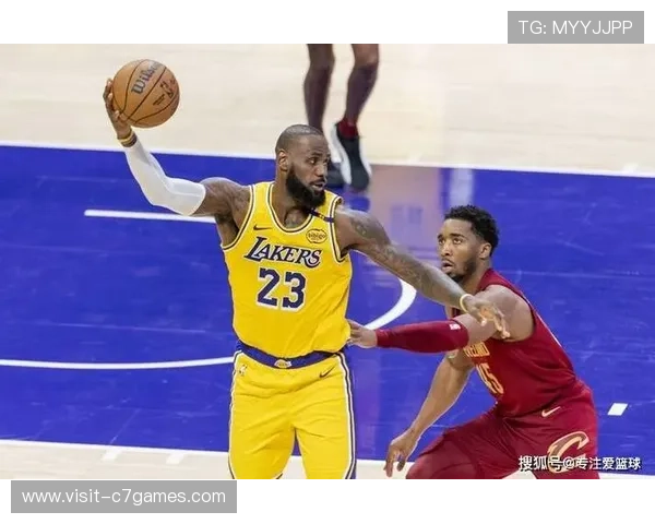 NBA最新动向：詹姆斯复出带领湖人力拼季后赛勇士交易大动作引发热议