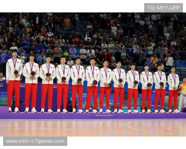 中国男篮力克强敌晋级世界杯八强 展现出色团队协作与攻防实力